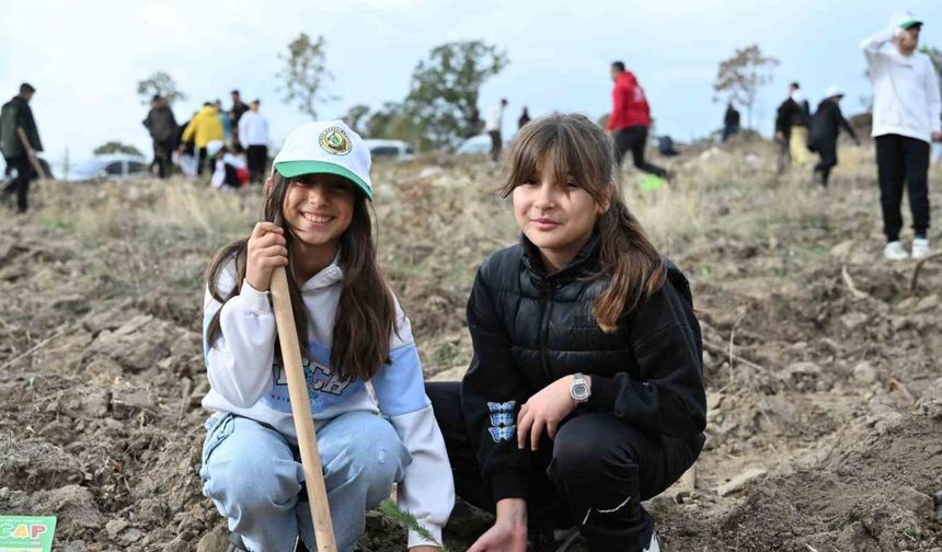 Demirci’de 2 bin fidan toprakla buluştu