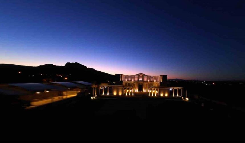 (Güncellendi) Paranın ilk basıldığı Sardes Antik Kenti artık gece de parlıyor