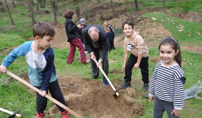 Milli Ağaçlandırma Günü’nde Salihli’de 600 fidan toprakla buluştu