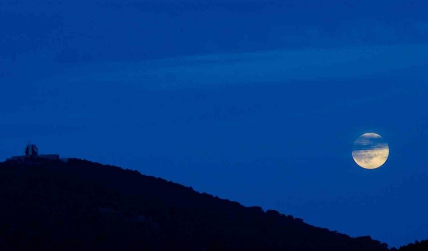 Spil Dağı’nın eşsiz manzarası "Kunduz Süper Ay" ile aydınlandı