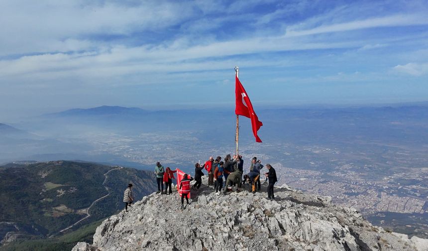 Görme engellilerden Spil’in zirvesinde bayrak değişimi