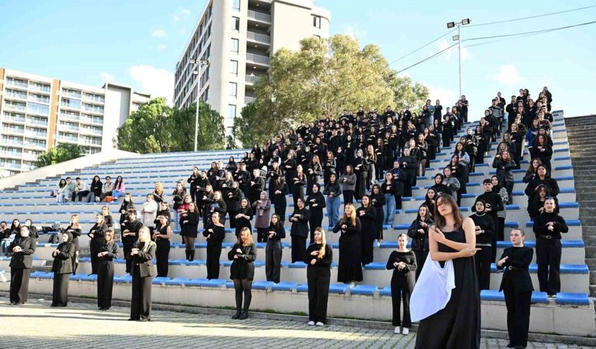 MCBÜ’de 300 öğrenciden "Karsu - Zaman" işaret dili performansı