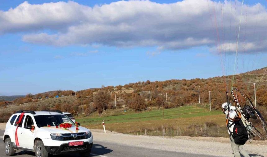 Paramotorla inip gelin arabasının önünü kestiler