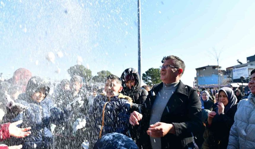 Kar yağmayan ilçede çocuklara kar sürprizi