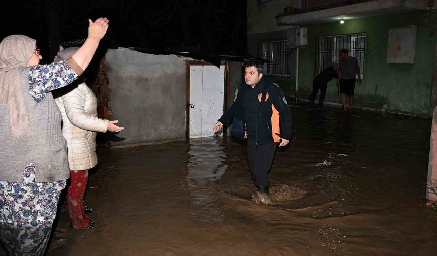 Manisa'da büyükşehir ve MASKİ'den sağanak yağışa etkin müdahale