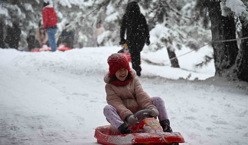 Manisa'da kar coşkusu: Yaylalar ziyaretçilerle doldu