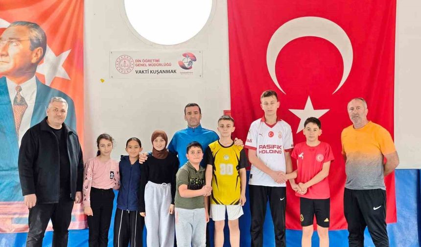 Sarıgöl'de minik güreşçiler tatilde de minderde