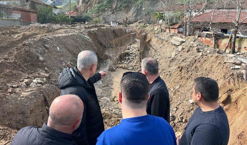 Alaşehir'de selin vurduğu yollar onarılıyor