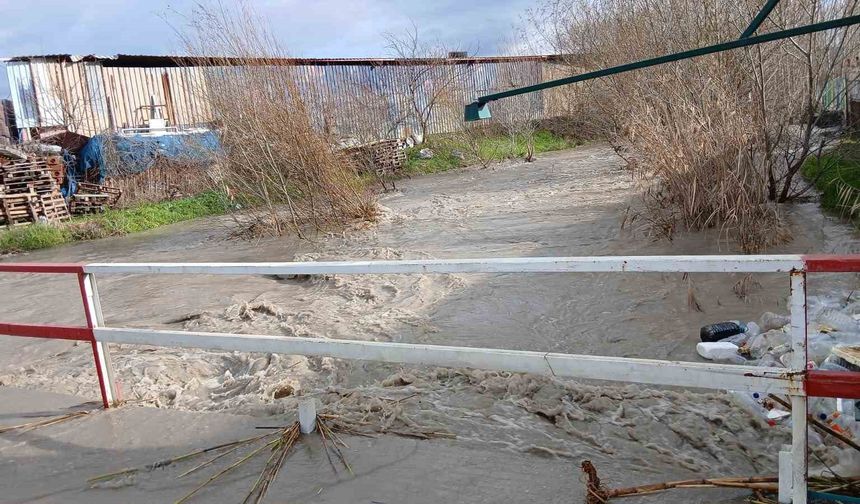Bakırçay taştı, Soma'da sokaklar sular altında kaldı
