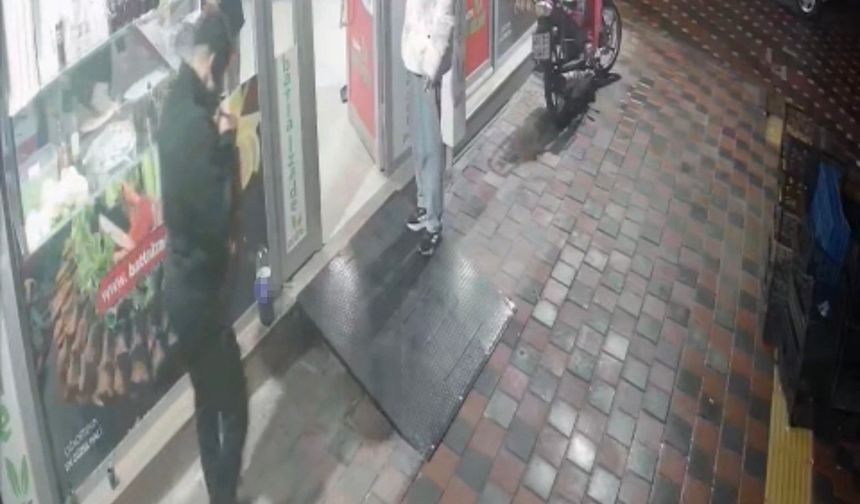 Dükkanın önündeki sigara paketini çaldı