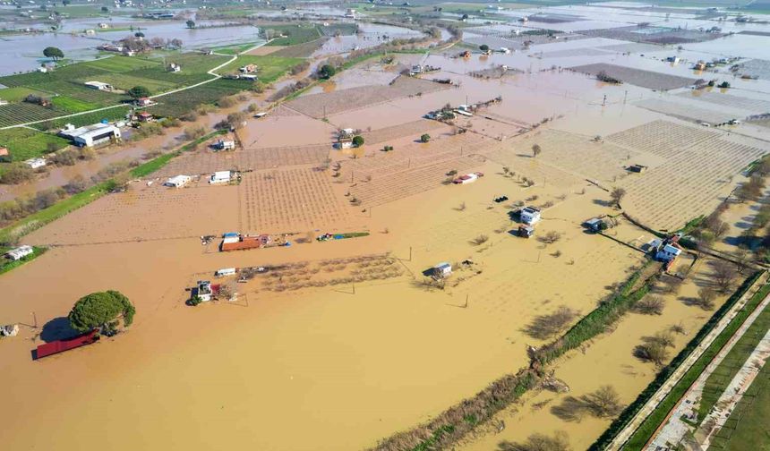 Gediz Nehri taştı, köprüler alarm veriyor