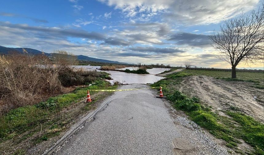 Gediz taştı, köprü sular altında kaldı