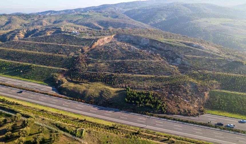 İzmir - İstanbul otoyolunda korkutan heyelan