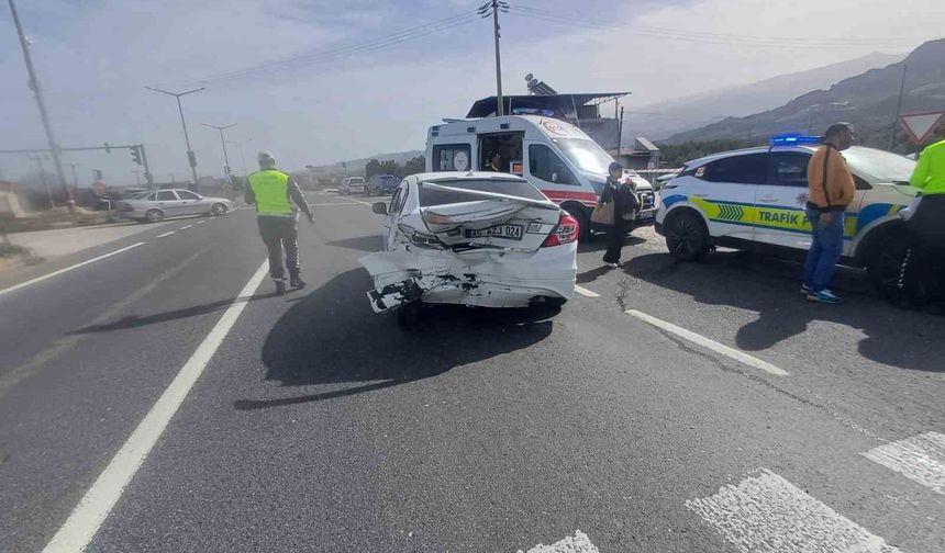 Manisa'da iki otomobil çarpıştı: 2'si çocuk 5 yaralı