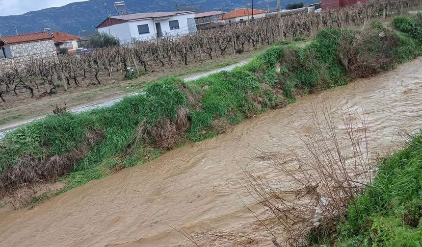 Sağanak yağış Sarıgöl'de kuruyan dereleri canlandırdı