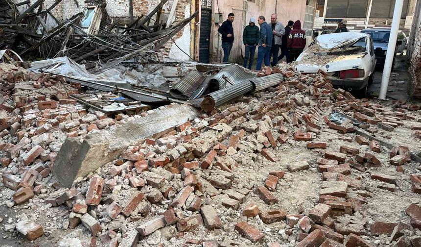 Sağanak yağış Sarıgöl'de metruk bir binayı yıktı