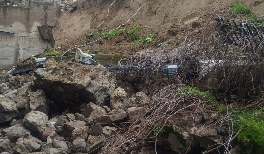 Sağanak yağmur okulun istinat duvarını yıktı