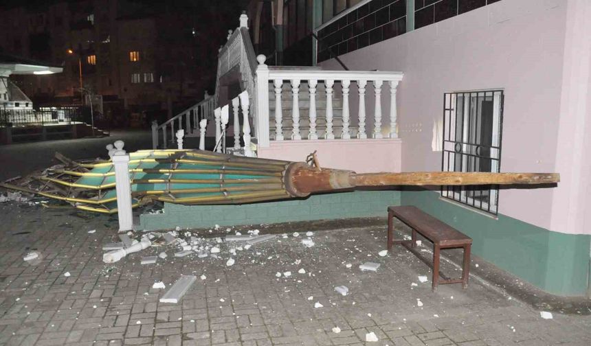 Salihli ilçesini fırtına vurdu, minarenin külahı koptu, çok sayıda ağaç devrildi