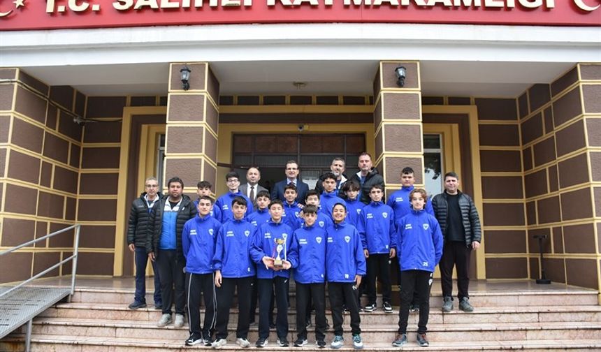 Salihli Kaymakamı Güldoğan, şampiyonları ağırladı