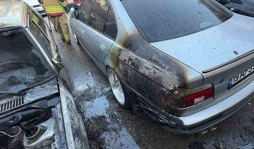 Salihli'de yangın paniği: Park halindeki 2 otomobil yandı