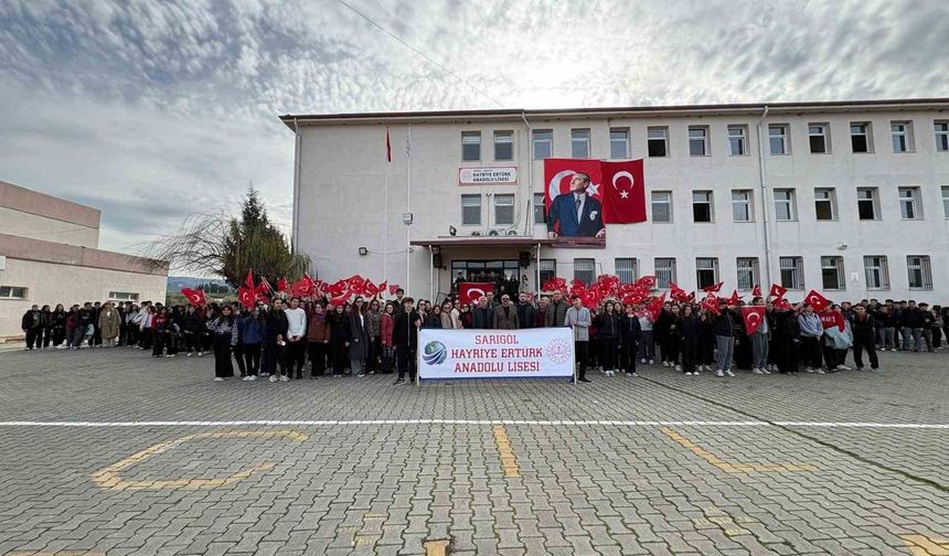 Sarıgöl'de öğrencilerden bayrağa anlamlı sahiplenme