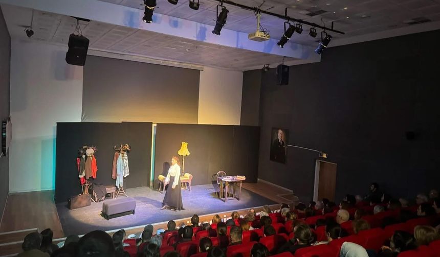 Sarıgöl'de tek kişilik oyun ilgi gördü