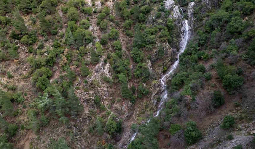 Taşkınlara neden olan yağmurlar kuruyan şelaleyi canlandırdı