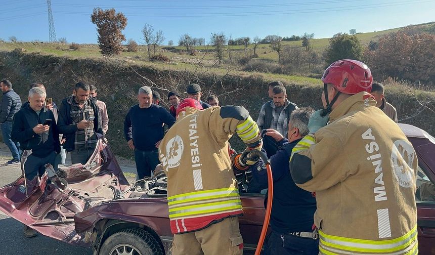 Tıra çarpan otomobil hurdaya döndü: Sürücü şans eseri kurtuldu