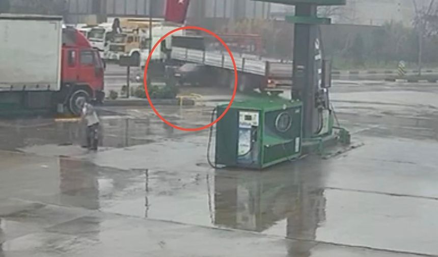 Turgutlu'da otomobil tırın altına ok gibi saplandı. O anlar kamerada