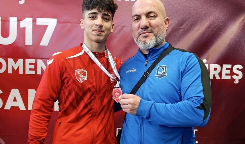 Yerlikaya'dan madalyasını alan genç güreşçi Manisa'ya gurur yaşattı