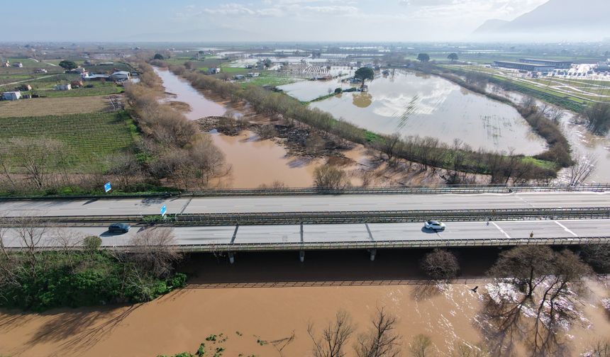 Eylülde adımla geçilen Gediz Nehri taştı