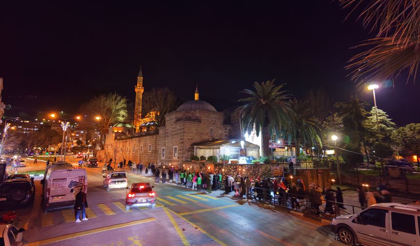 Ramazan’ı ve ilk Teravih’i, Fener Alayı ile karşıladılar