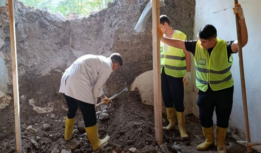 Öğrenciler, hasar gören evin onarımını yaptı.