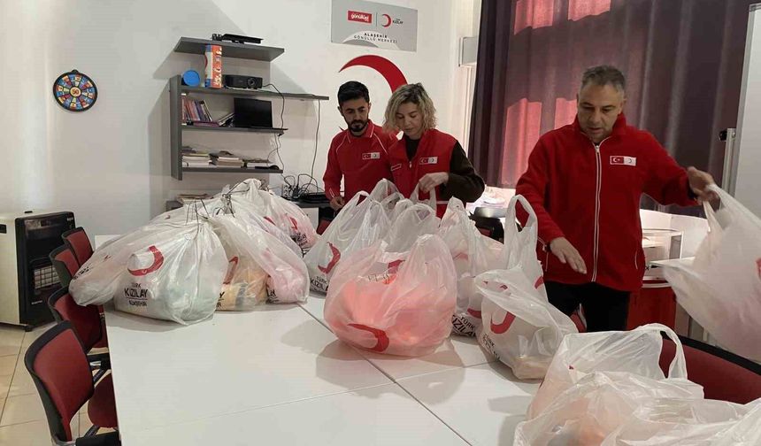 Alaşehir'de Kızılay'dan çocuklara bayram hediyesi