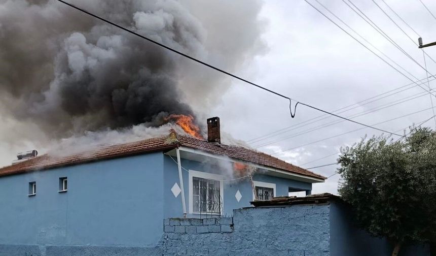 Alaşehir'de korkutan ev yangını