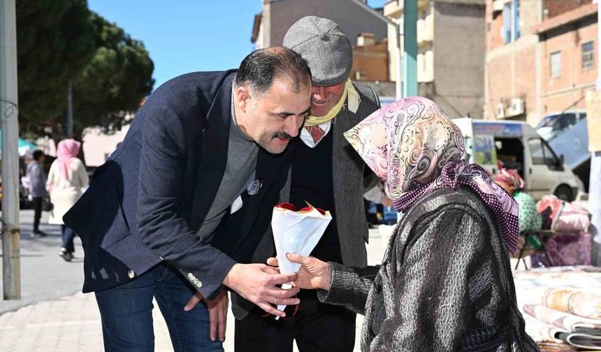Başkan Kara'dan emekçi kadınlara ve sağlık çalışanlarına çiçek
