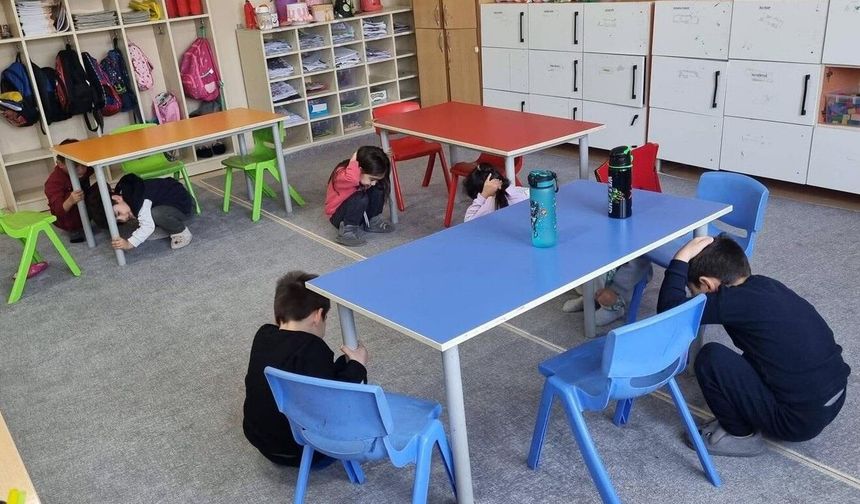 Deprem anında hayat kurtaran kuralları öğrendiler