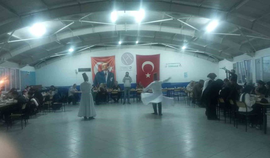 İftar sonrası öğrencilerden semazen gösterisi ve Ramazan manileri