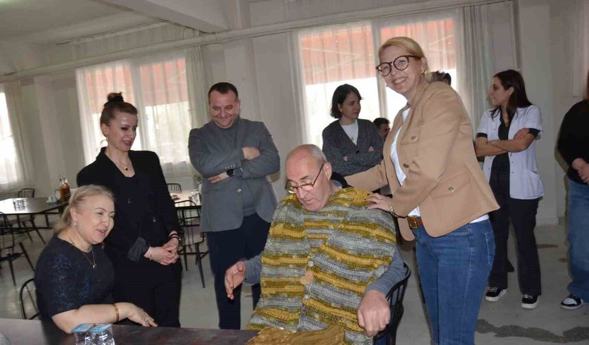 Kadın doktorlardan yaşlılara sıcacık dokunuş