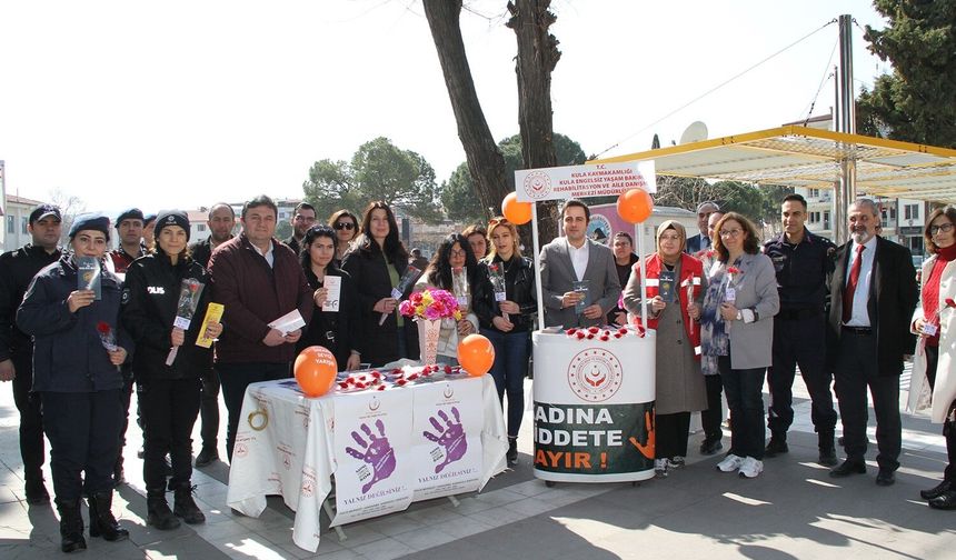 Kadınlara karanfil dağıtıldı, KADES uygulaması tanıtıldı