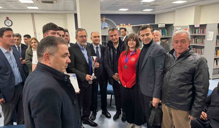 Kasapoğlu ve Özkan'dan Alaşehirli öğrencilere tebrik