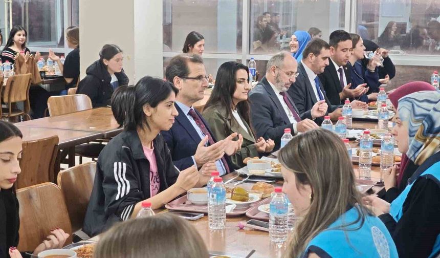 Kaymakam Güldoğan, üniversiteli öğrencilerle iftar yaptı