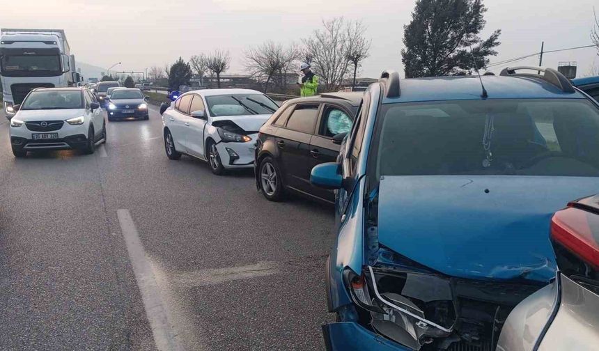 Manisa'da 4 araçlı zincirleme kaza: 7 yaralı