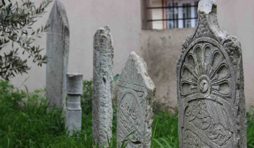 Manisa'da 500 yıllık hazireye saygısızlık