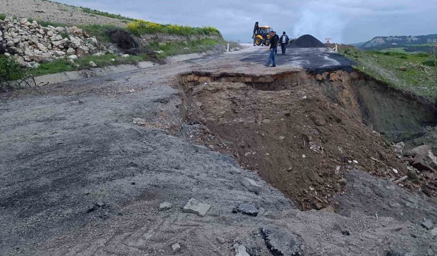 Manisa'da çöken Kula-Selendi karayolu ulaşıma kapatıldı