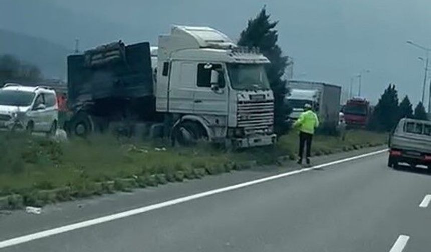 Manisa'da tır ile kamyon çarpıştı: 2 sürücü yaralandı
