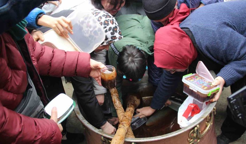 Mesir Macunundan alabilmek için kazanın içine girdiler