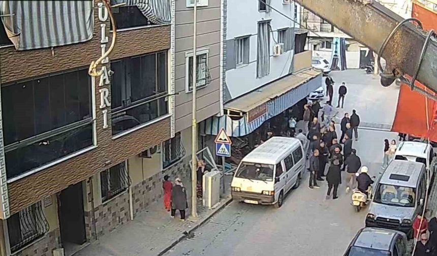 Motosikletliye çarpmamak için bakkala girdi