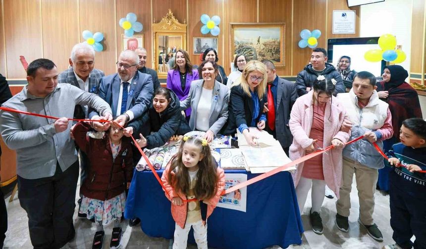 Özel ihtiyaçlı bireylerin eserleri sergilendi