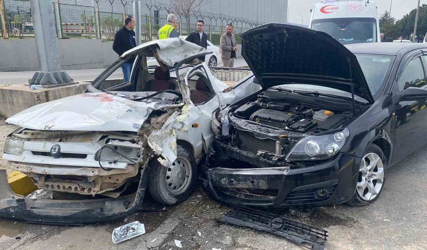 Refüje çarpıp karşı şeride geçen otomobil başka araca çarptı: 1 ölü